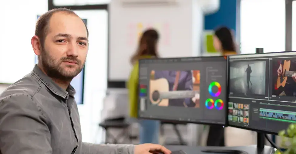 모션 그래픽 엔지니어 작업 중