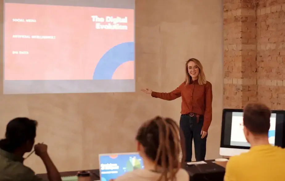 프로젝터로 직접 회의를 주최하는 사람