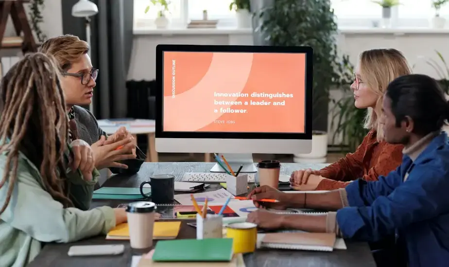 동료들과의 전략회의