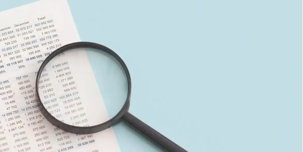 wykres-biznesowy i szkło powiększające