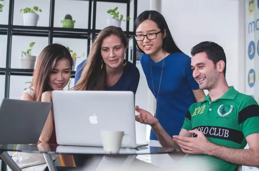 اجتماع الفريق المختلط الافتراضي في المكتب