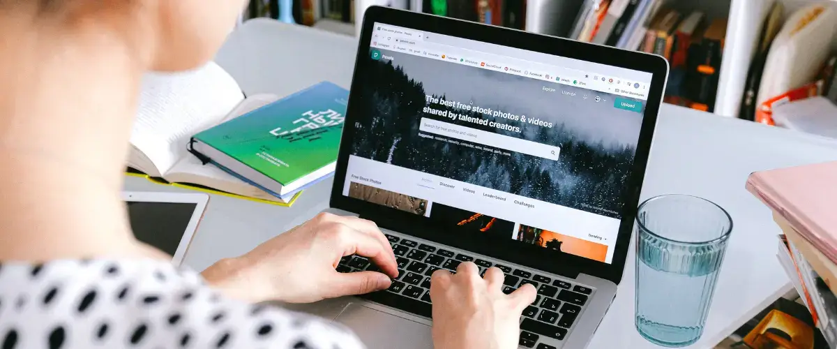 osoba-tworząca-nową-stronę internetową