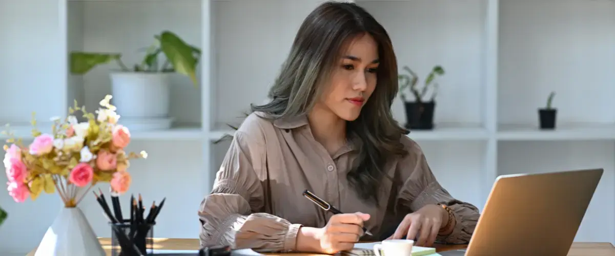 właściciel małej firmy pracujący