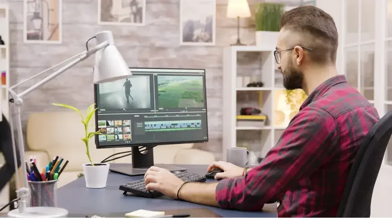 hombre-editando-un-video-en-su-computadora