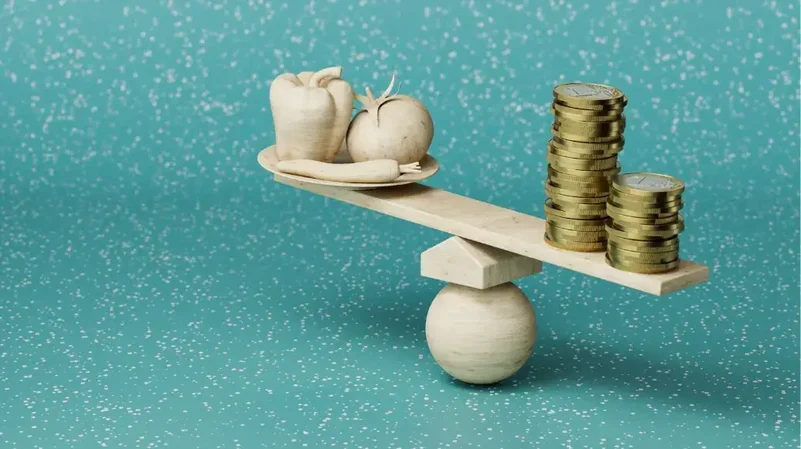 مقياس مع العملات المعدنية والثوم فوقه