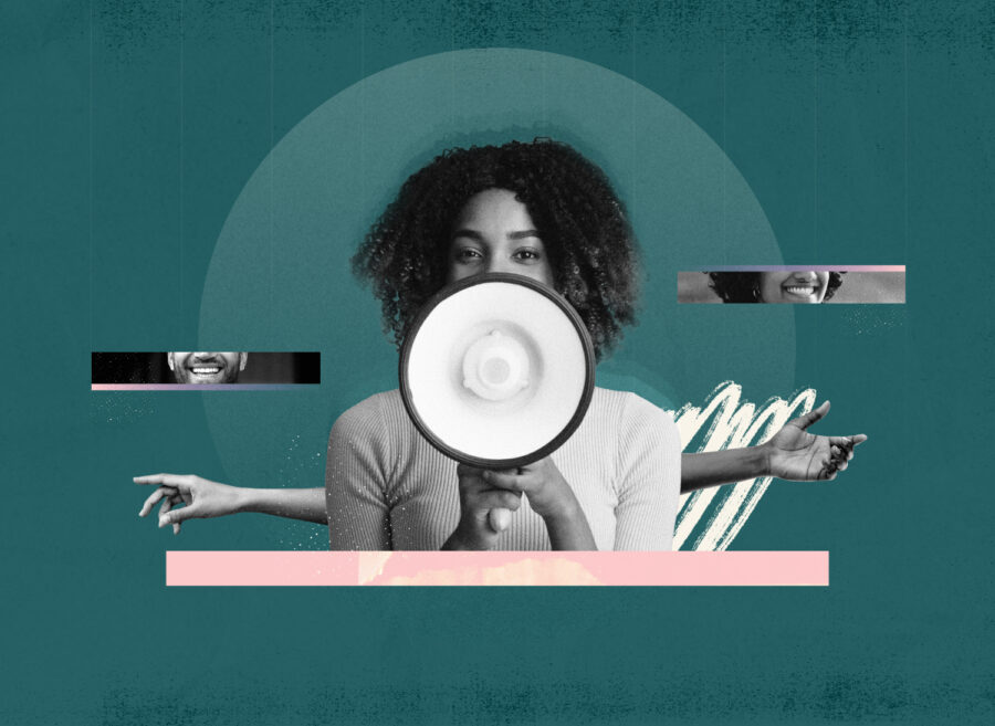 Mujer sosteniendo un megáfono