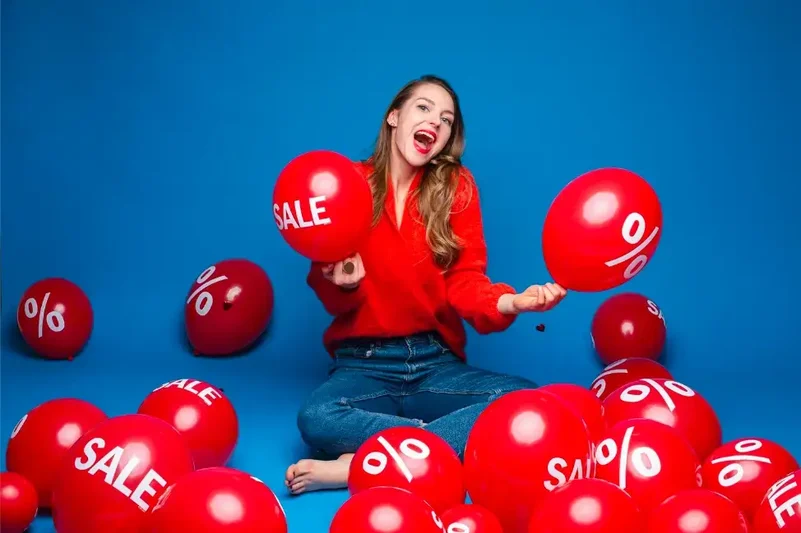 zbliżenie-szczęśliwa-młoda-kobieta w-swetrze-i-dżinsach