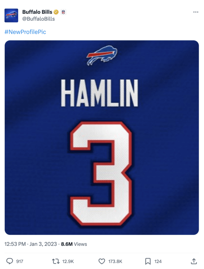 Un tweet de l'équipe de football des Buffalo Bills qui utilisait le hashtag New Profile Pic comme légende avec une image du maillot de Damar Hamlin.