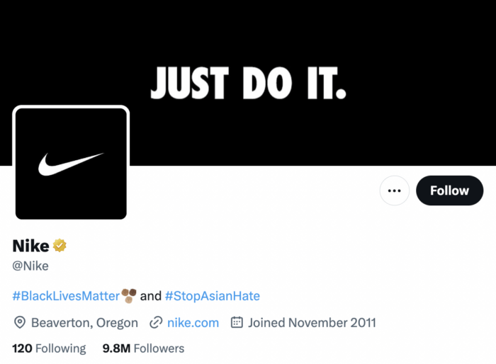 ナイキのプロフィールには Twitter のハッシュタグが含まれています。ハッシュタグは「Black Lives Matter」と「Stop Asian Hate」。