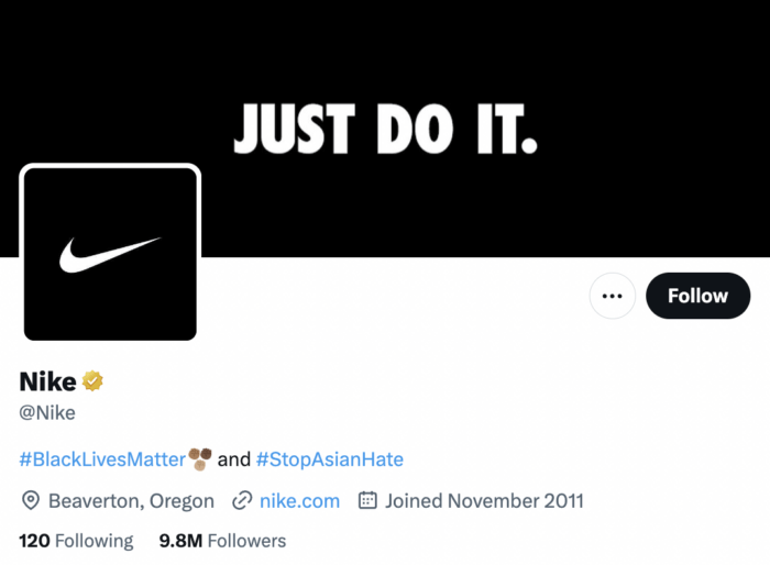 A Nike inclui hashtags do Twitter em sua biografia. As hashtags são Black Lives Matter e Stop Asian Hate.