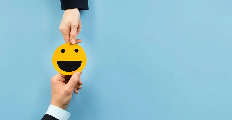 układ-widok z góry z-kartą-emoji-uśmiechu