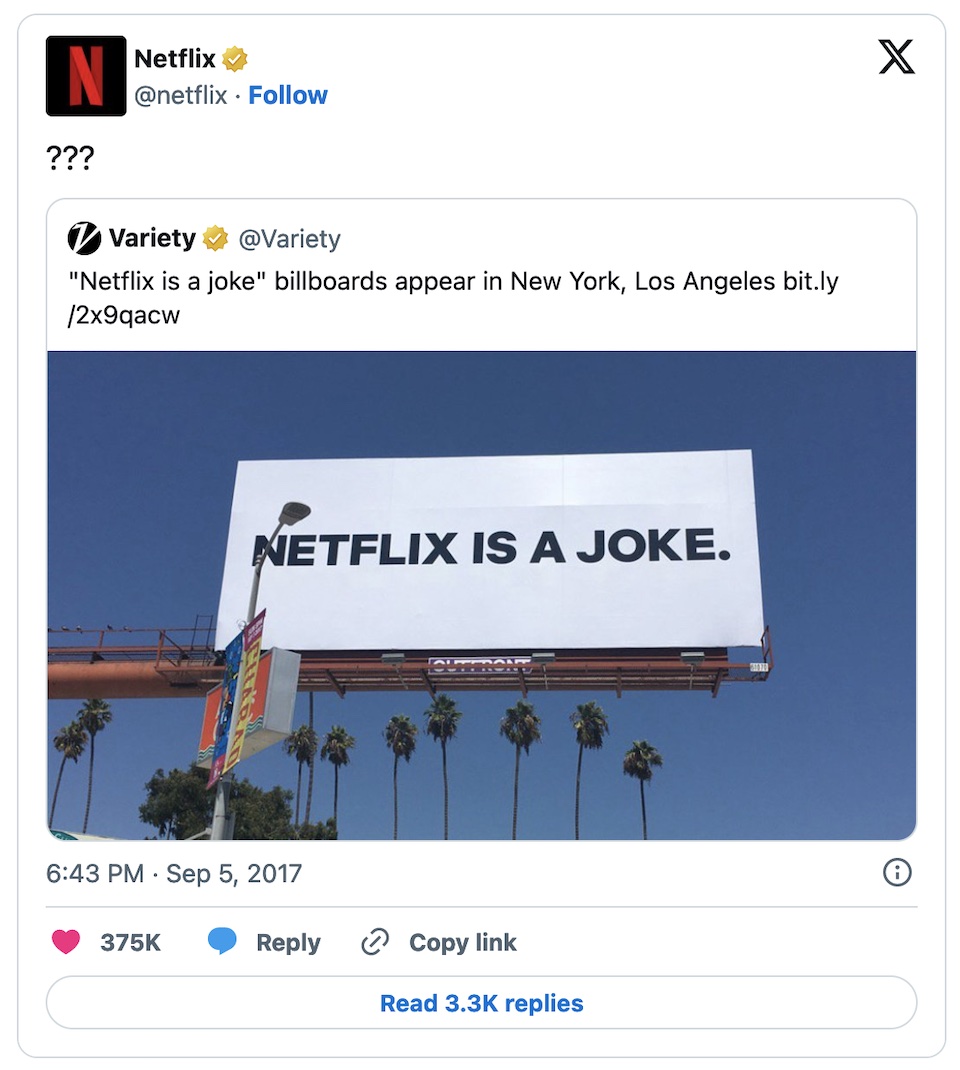 Im Jahr 2017 veröffentlichte der Netflix-Twitter-Account einen Beitrag mit einem Foto einer Werbetafel mit der Aufschrift „Netflix ist ein Witz“, als das Unternehmen ein ironisches Kampagnen-Meme enthüllte, das einen auf Social-Media-Kommentaren basierenden Satz als Werbetitel verwendete sein Comedy-Inhalt.
