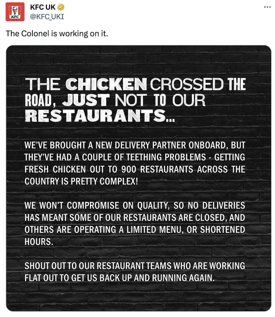 Em uma postagem no Twitter resultante de escuta social, o KFC no Reino Unido usou um texto para abordar e pedir desculpas pelo atraso temporário no serviço devido à escassez de frango no condado.
