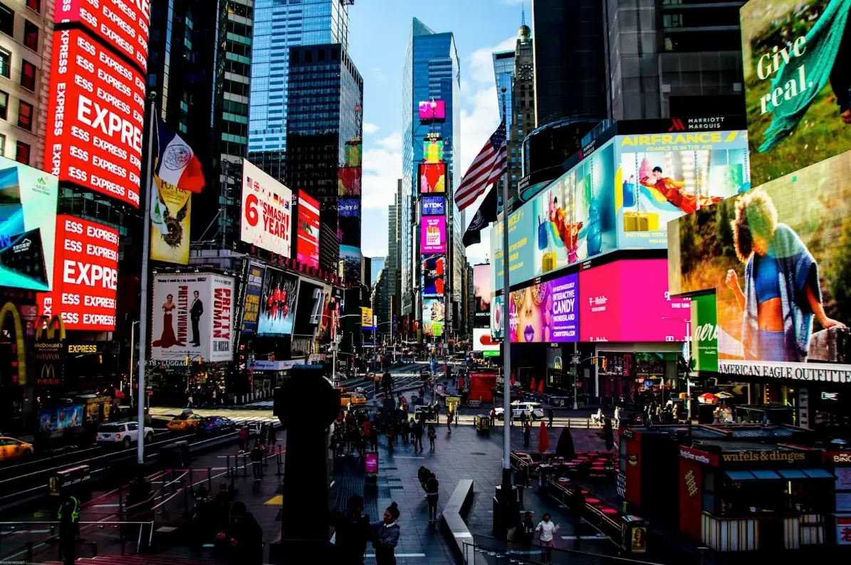 vista-strada-dello-skyline-di-new-york-city