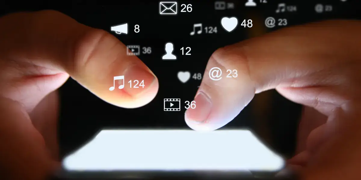 usuário móvel de mídia social