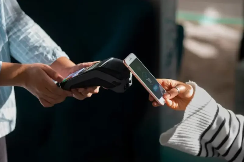 osoba płacąca za pomocą technologii-NFC