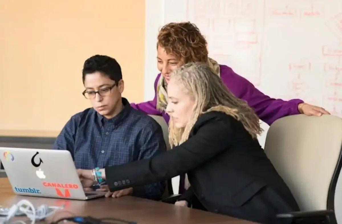 equipe de desenvolvimento de software no trabalho