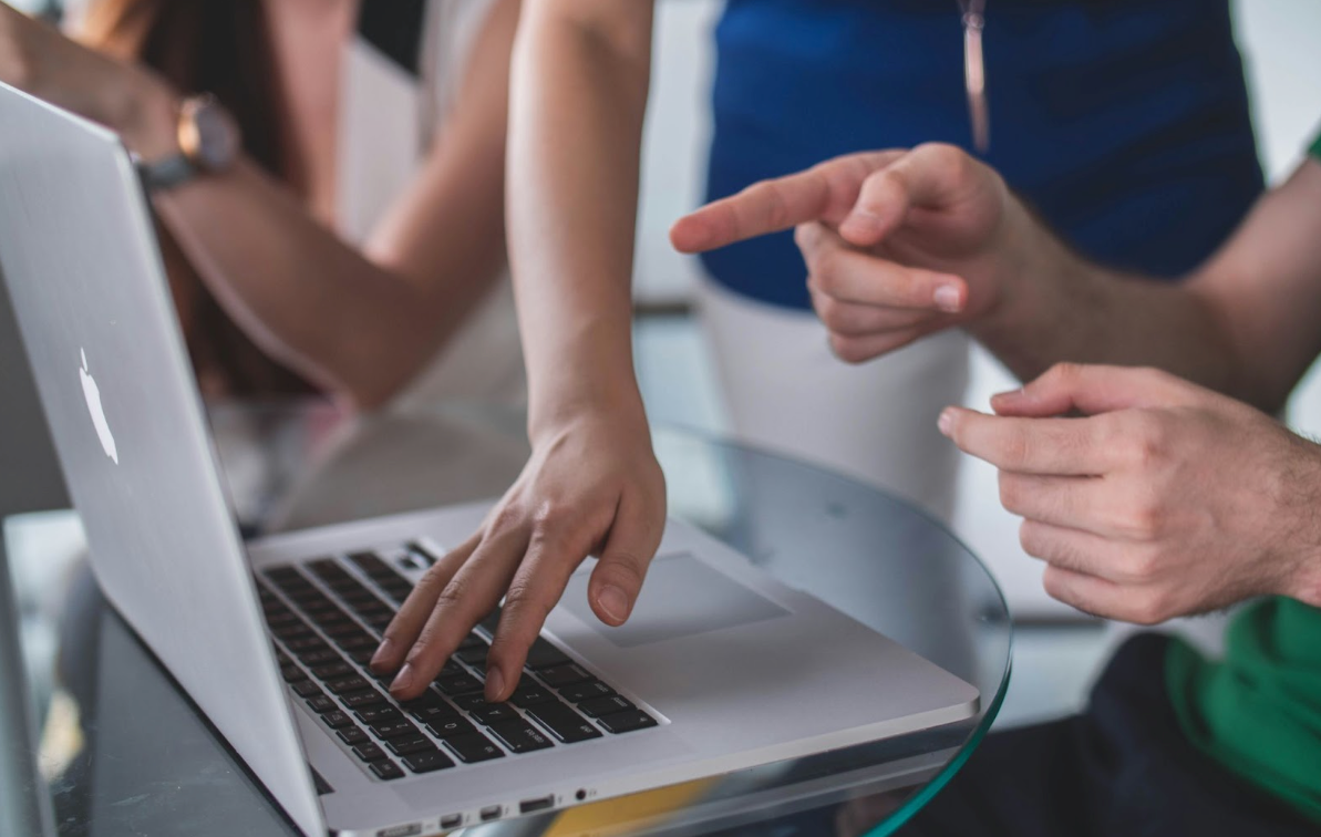 reunião de agência sobre design de marca