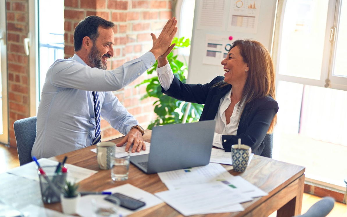 colegas de trabalho comemorando uma nova campanha de branding