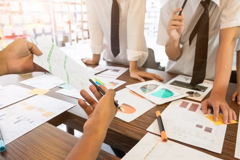 การประชุมทางธุรกิจการให้คำปรึกษาบนโต๊ะสำนักงาน