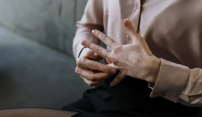 persoană-în-cămașă-albă-cu-mânecă-lungă-și-pantaloni-negri