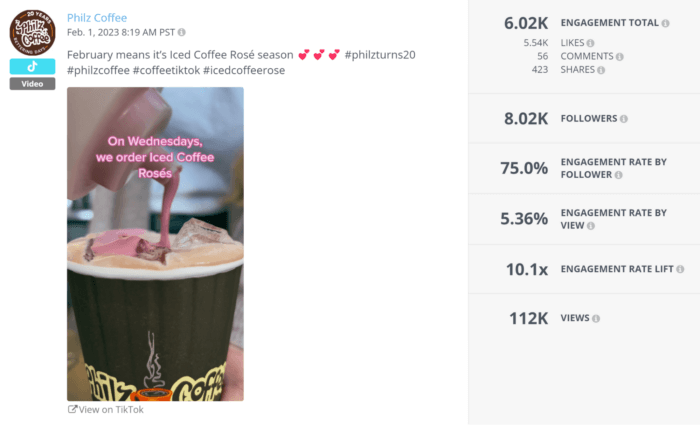 La miniatura del video TikTok di Philz Coffee che mostra uno sciroppo rosa aggiunto a una tazza di caffè attirerà sicuramente l'attenzione degli spettatori.