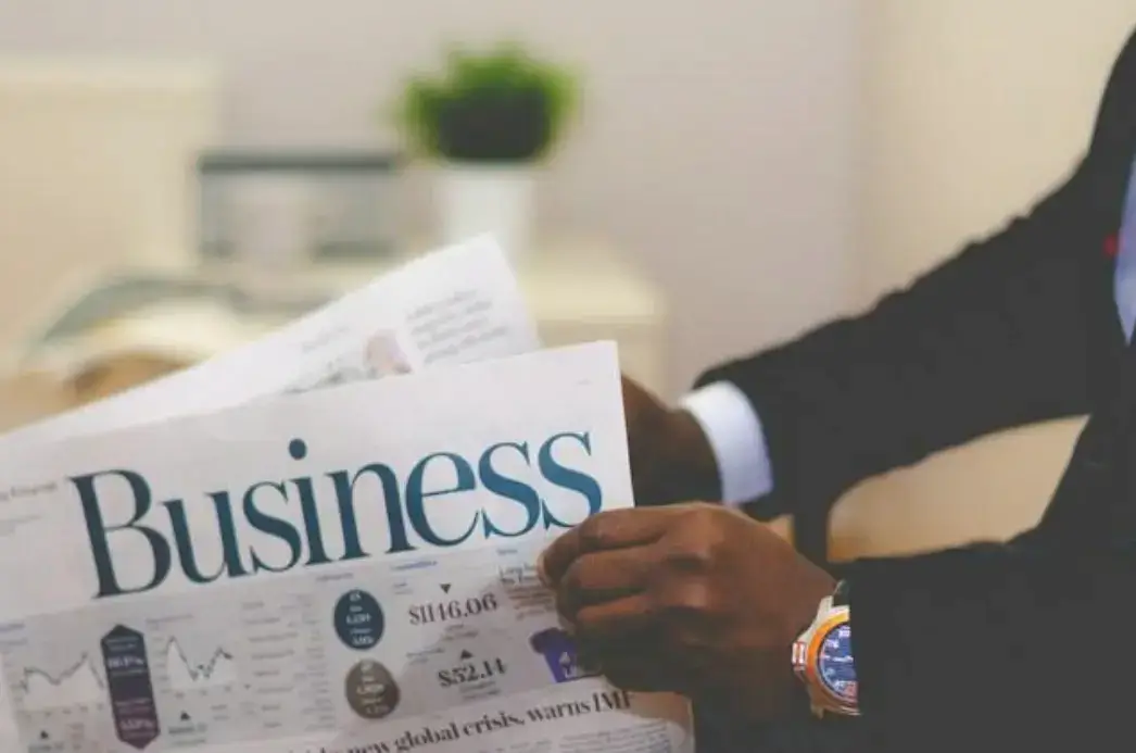 Person-Lesung-Business-Finance-Management-Zeitung