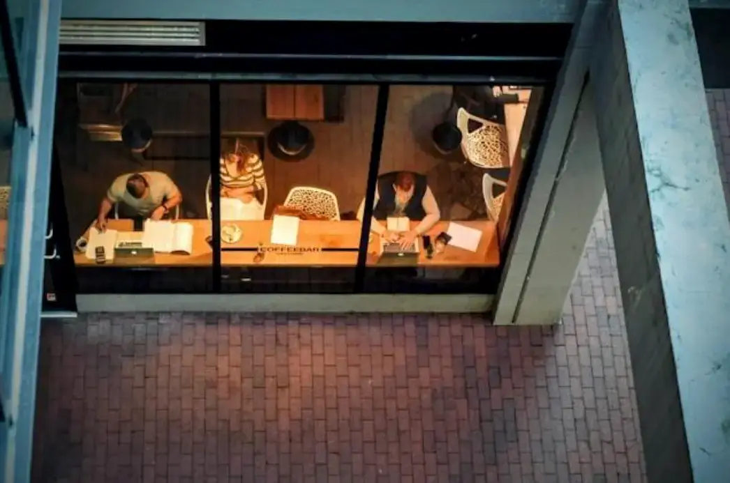 เจ้าของกิจการคนเดียวที่ทำงานในยามค่ำคืนใน coworking space