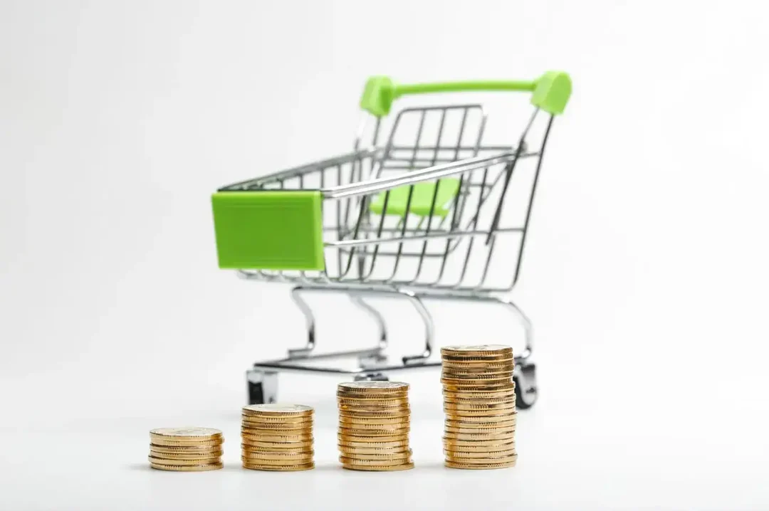 koin-tumpukan-belanja-keranjang-latar belakang putih