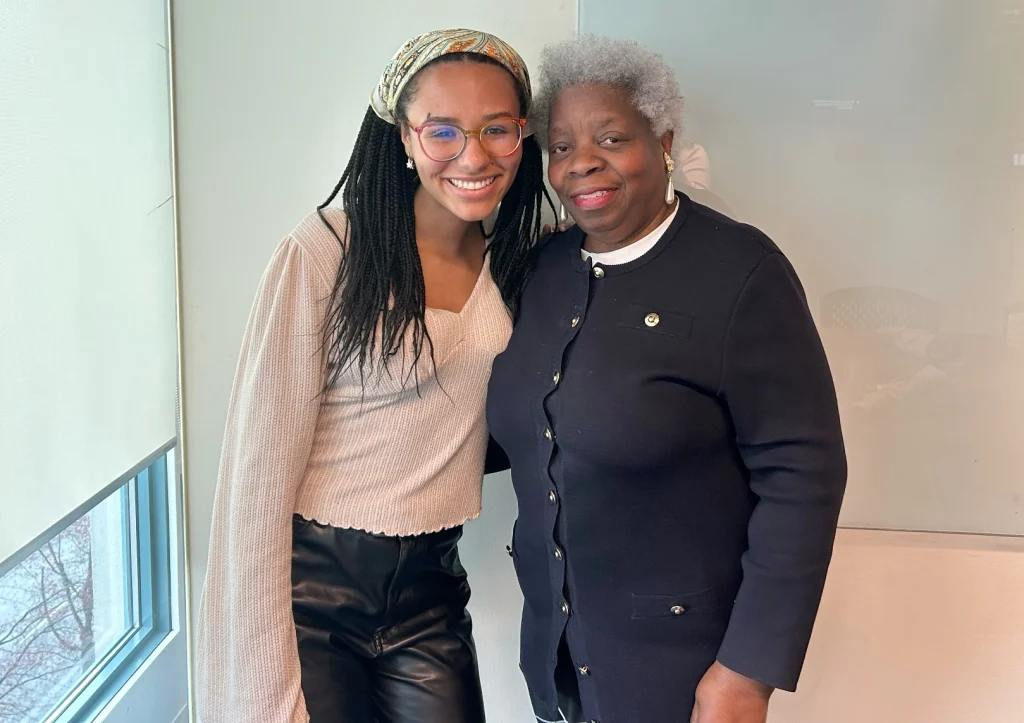 Duas empresárias negras, Queen e Maureen, estão juntas sorrindo.