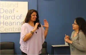 兩名聾人工作人員簽名。