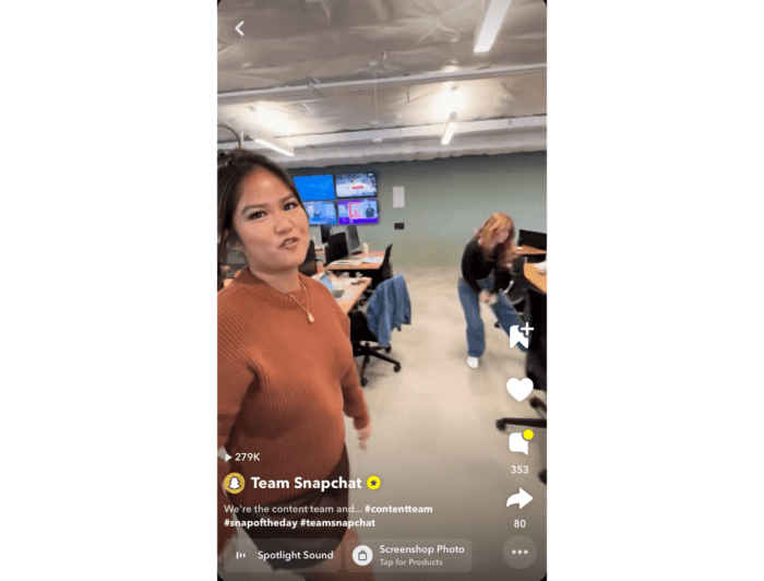影片截圖，一名 Snapchat 員工正在辦公室走動，另一名員工在後台跳舞。