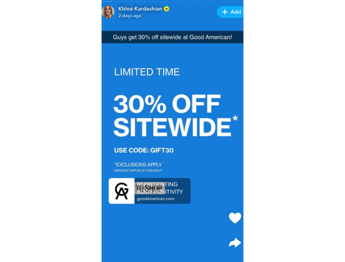 クロエ・カーダシアンのSnapchatストーリーのスクリーンショット。グッド・アメリカンのサイト全体での期間限定30％オフセールの広告が掲載されている。