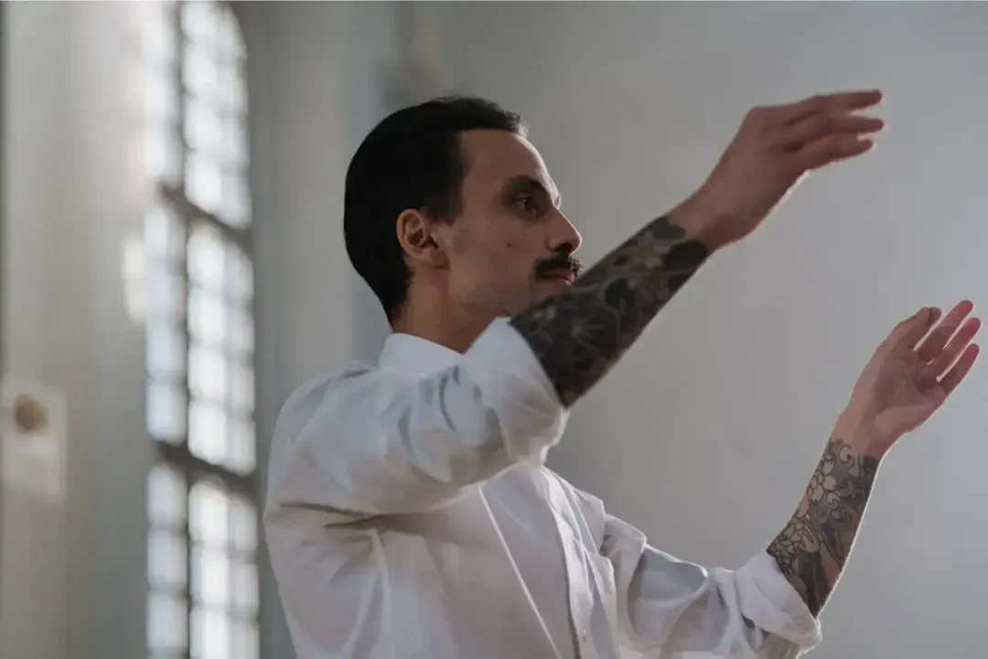 hombre-de-camisa-de-vestido-blanco-con-tatuajes-en-el-brazo