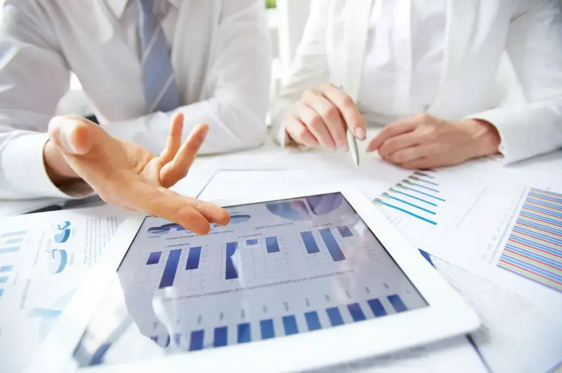 бизнесмены-обзор-аналитика-данных