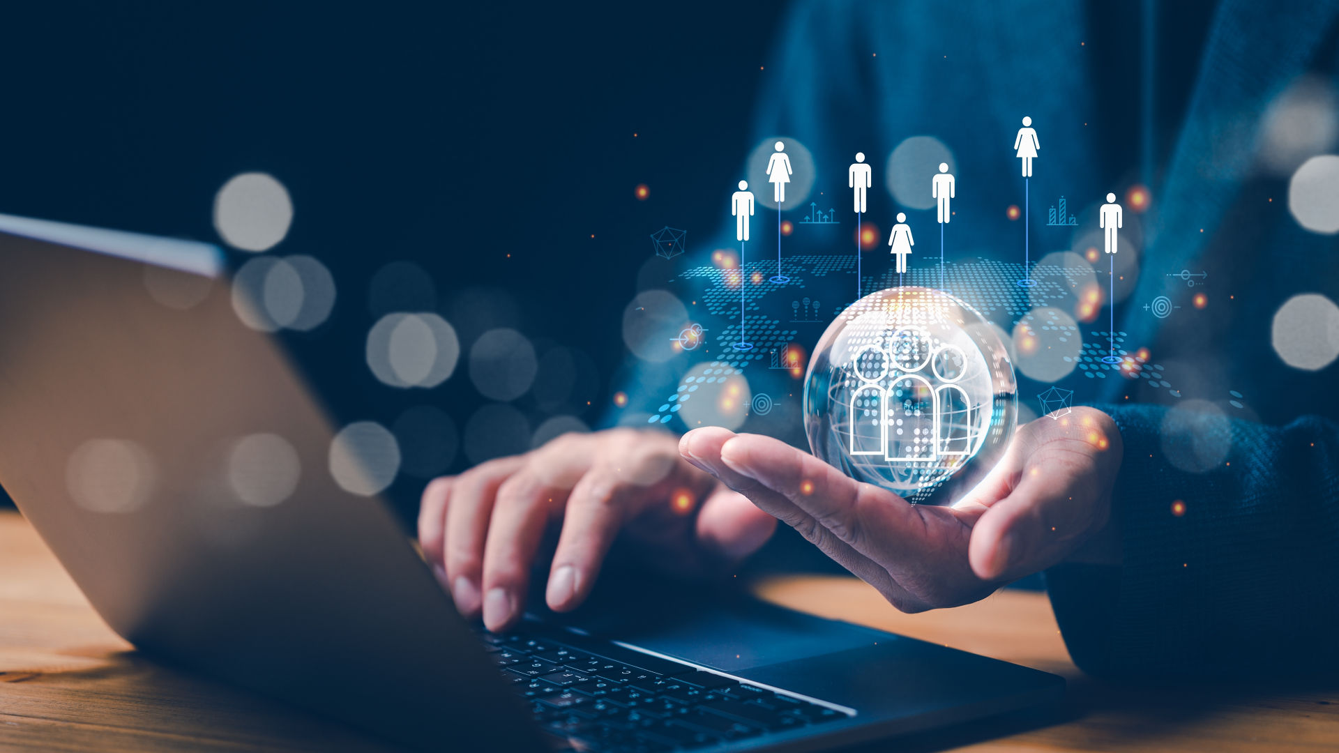 un uomo usa un laptop con la mano destra. La sua mano sinistra tiene un'illustrazione di rete.