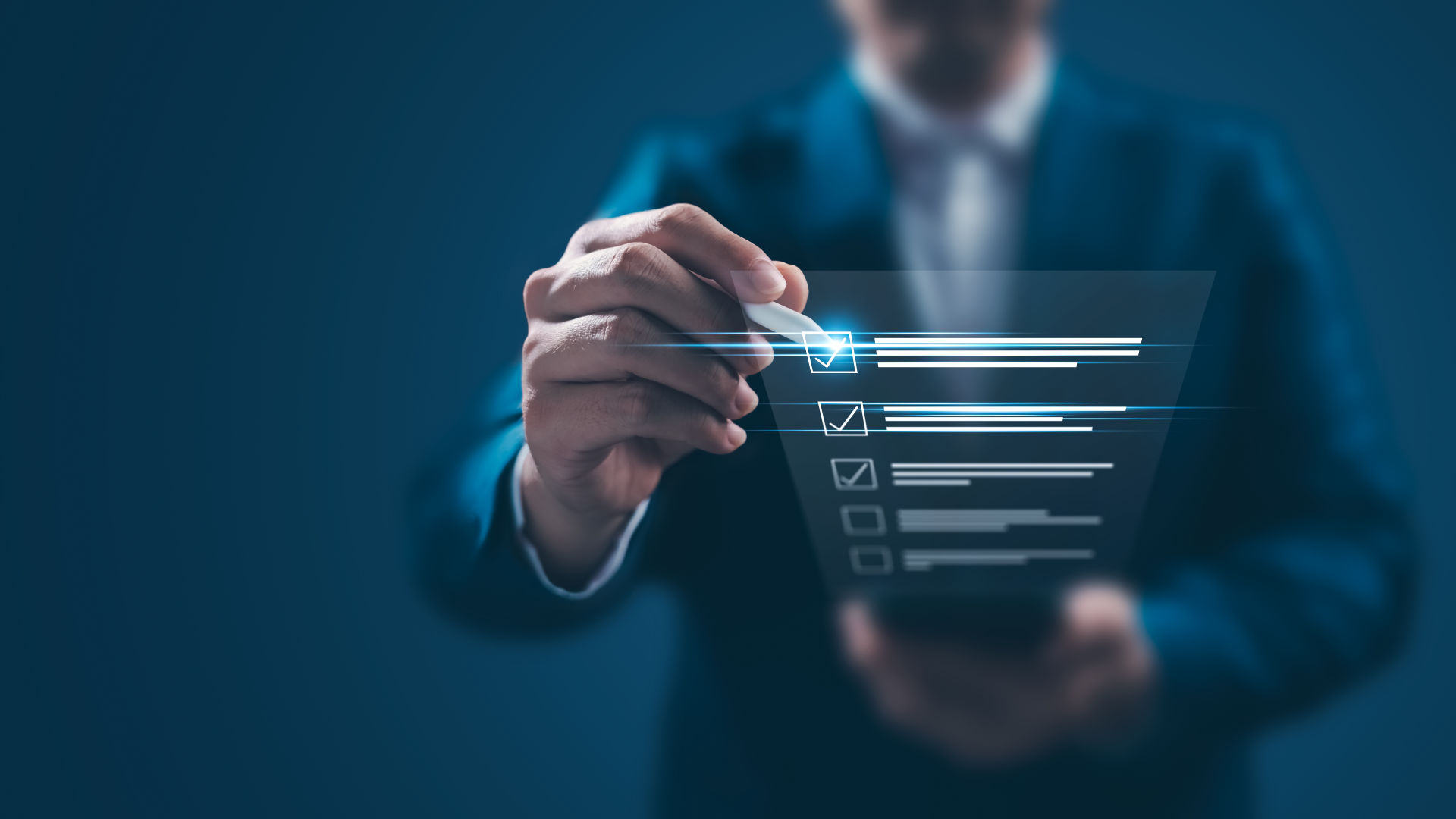 Un uomo in giacca e cravatta sta controllando la lista di controllo.