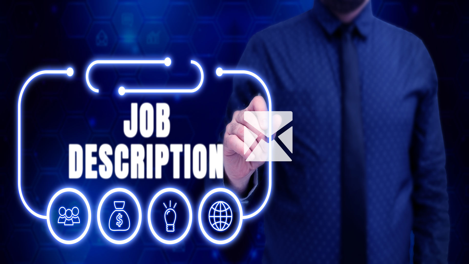 Un uomo sta scrivendo "descrizione del lavoro sulla lavagna.