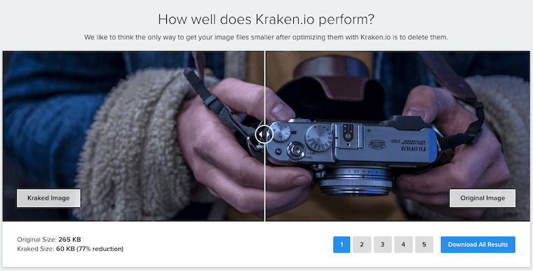 Prim-plan cu mâinile care țin o cameră îndreptată în jos.