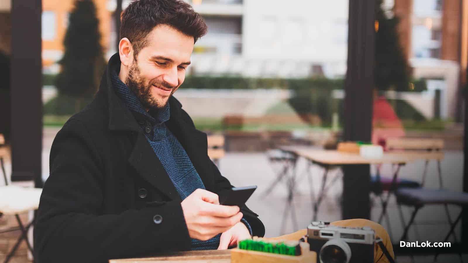 Telefonuna bakan, belki de e-postaları okuyan bir adam