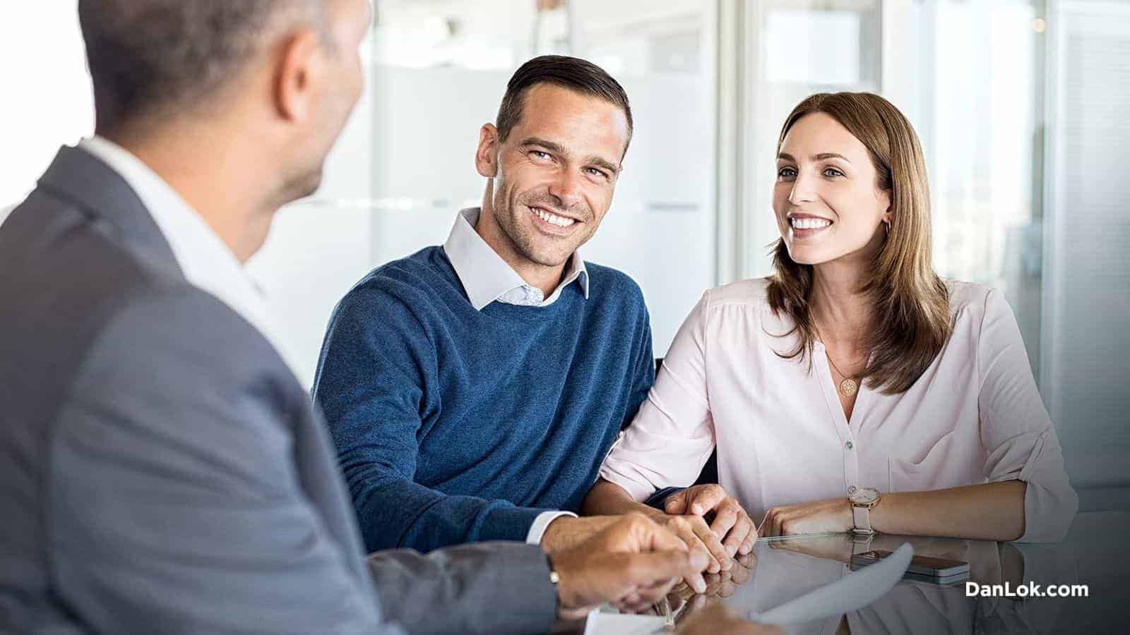 Blog gönderisinde iki müşteriyle işinizi nasıl kuracağınız ve büyüteceğinizle ilgili ipuçları hakkında sohbet eden biri