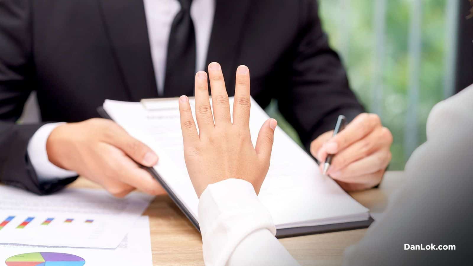 Biri nakitten tasarruf etmek için bir projeyi reddediyor