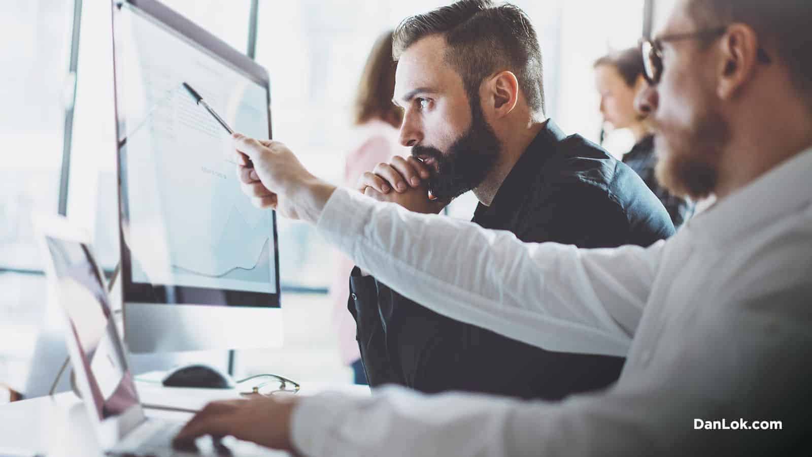 Bilgisayar ekranına bakan iki adam