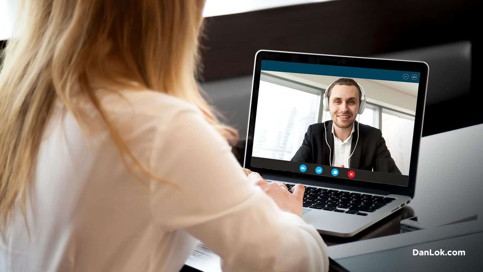 Birisi sanal bir çağrıya ev sahipliği yapıyor