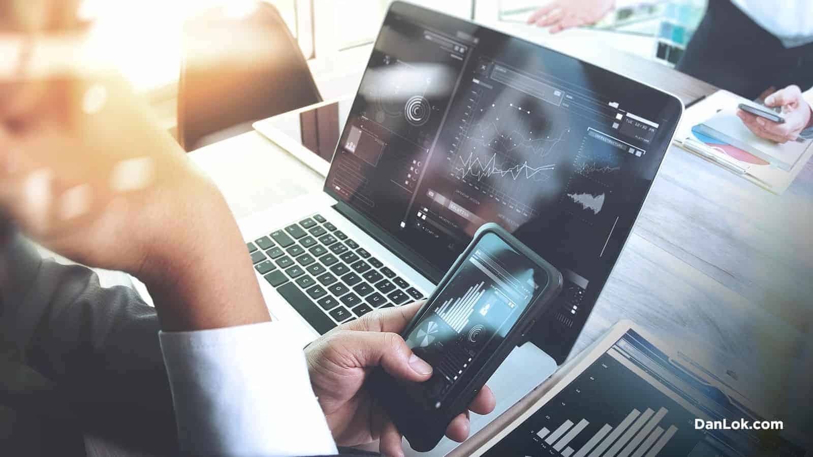 Dizüstü bilgisayarı ve telefonu olan biri işlerini internete taşımaya çalışıyor