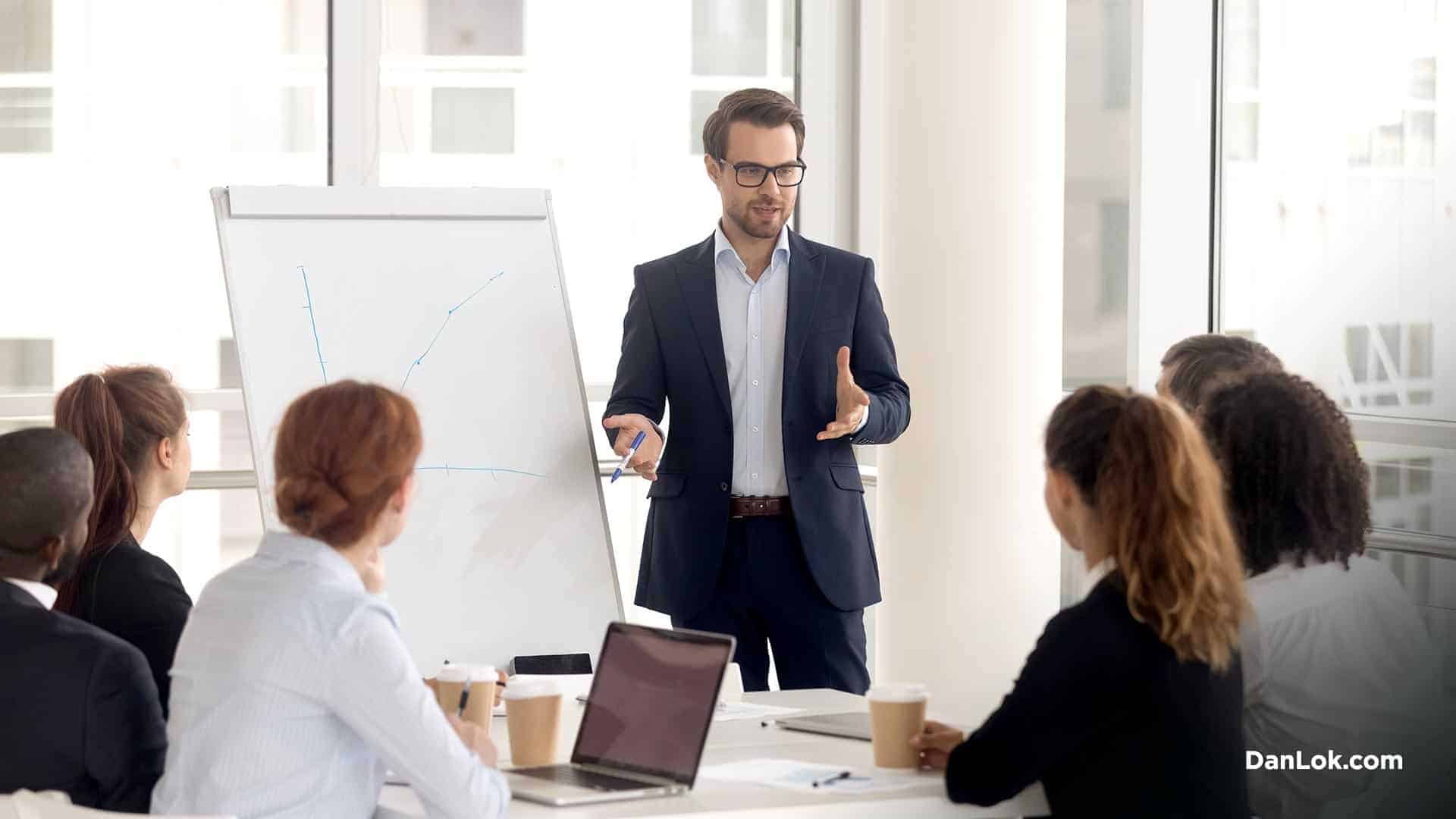 Группа сотрудников в мастерской или семинаре