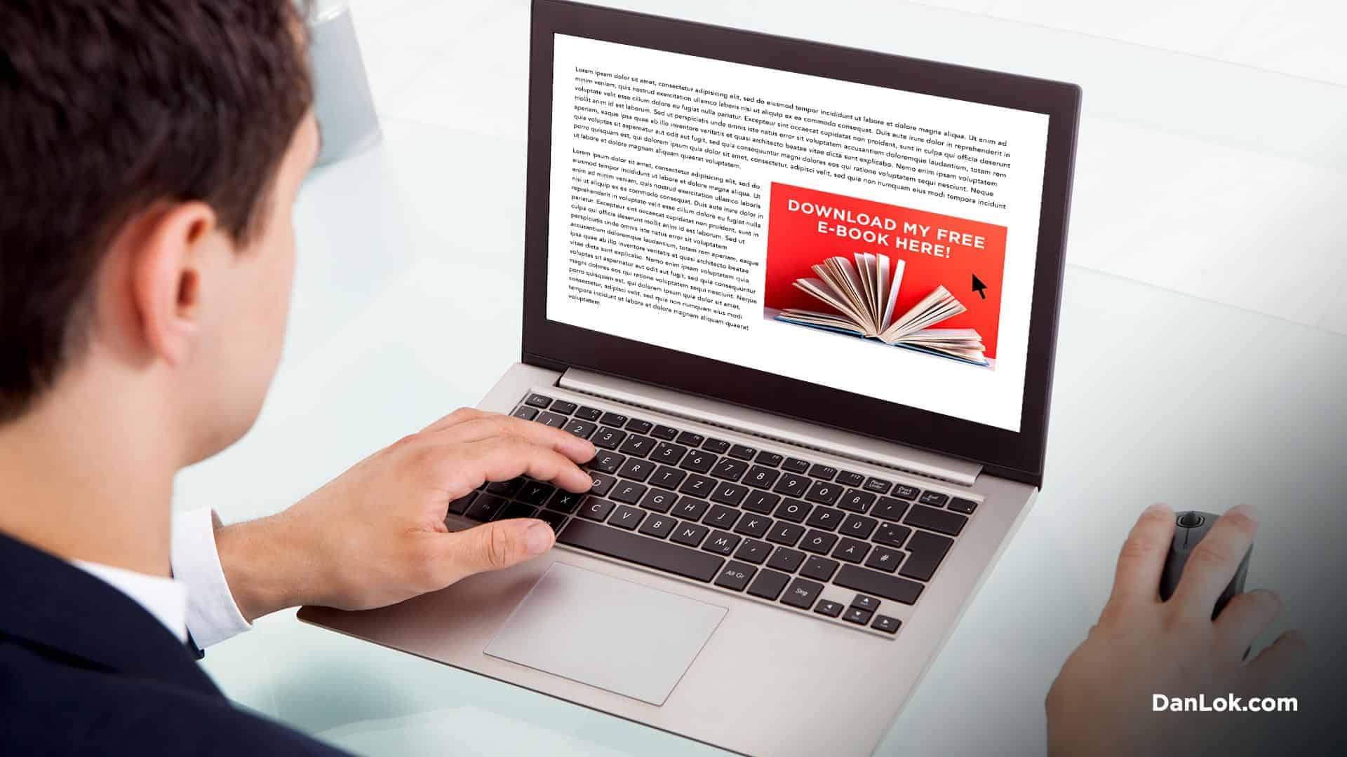 Мужчина читает свой ноутбук и ищет помощи в развитии своего бизнеса