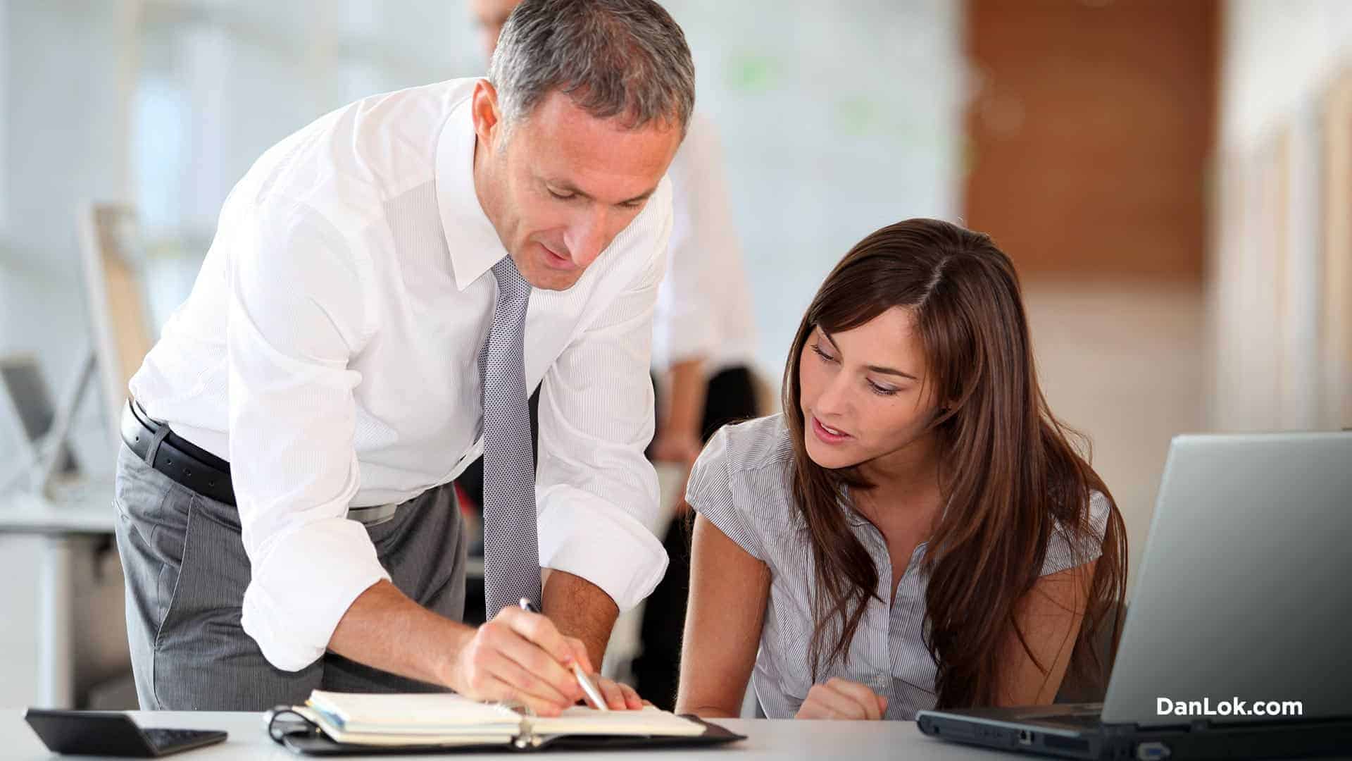 Photo de deux collègues de travail travaillant ensemble