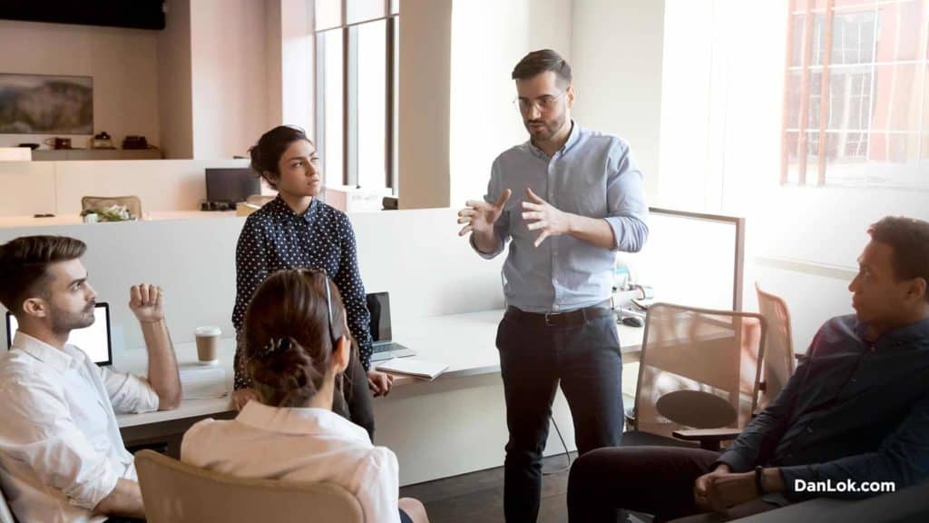 一群同事讨论一个问题或问题