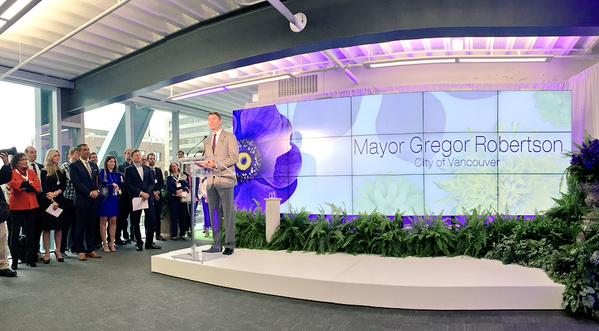 El alcalde de Vancouver, Gregor Robertson, en Telus Garden